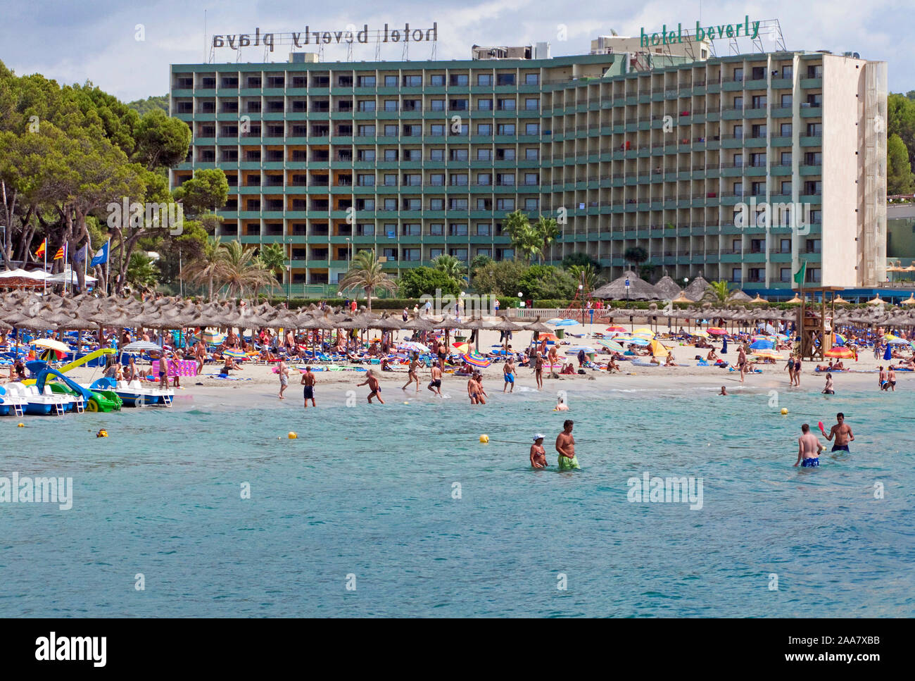 La gente alla spiaggia dell'Hotel Beverly Playa, Peguera, Maiorca, isole Baleari, Spagna Foto Stock