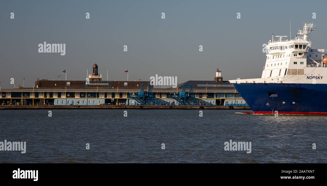 Gravesend, England, Regno Unito - 21 Settembre 2010: un roll on-roll off traghetto cargo vele della London International Cruise Terminal sull'estuario del Tamigi a Ti Foto Stock