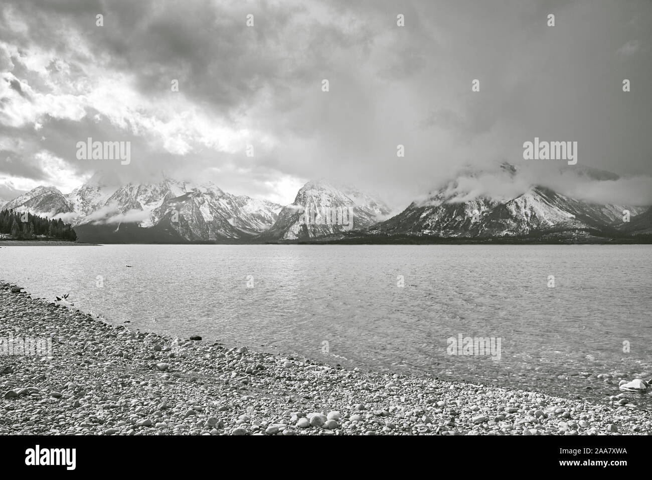 Giorno nuvoloso dal lago nel Parco Nazionale di Grand Teton, Wyoming negli Stati Uniti. Foto Stock