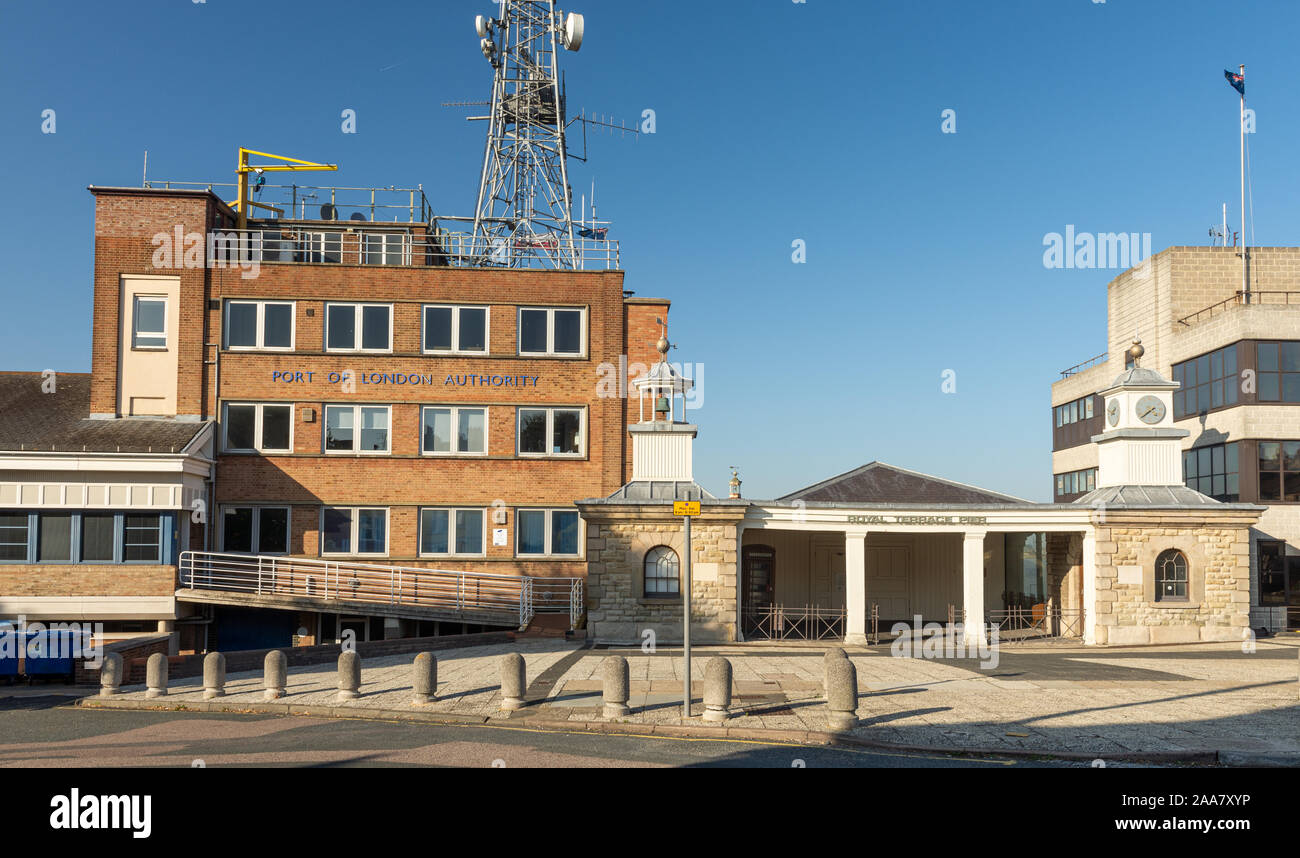 Gravesend, England, Regno Unito - 21 Settembre 2010: il porto di London Authority edificio e Royal Terrace Pier a Gravesend sull'estuario del Tamigi. Foto Stock
