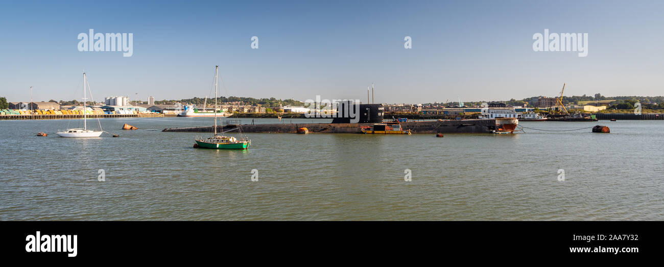 Rochester, England, Regno Unito - 21 Settembre 2019: pensionato sottomarino sovietico U-475 Black Widow è ormeggiata nel fiume Medway presso Rochester nel Kent. Foto Stock