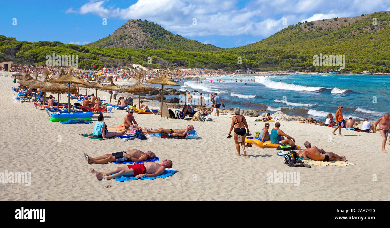 La gente alla Spiaggia Cala Agulla, Cala Ratjada, Maiorca, isole Baleari, Spagna Foto Stock