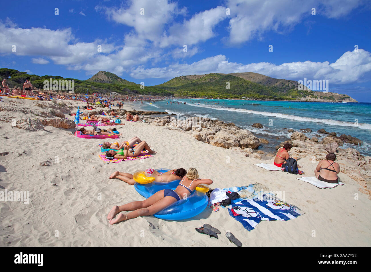 La gente alla Spiaggia Cala Agulla, Cala Ratjada, Maiorca, isole Baleari, Spagna Foto Stock