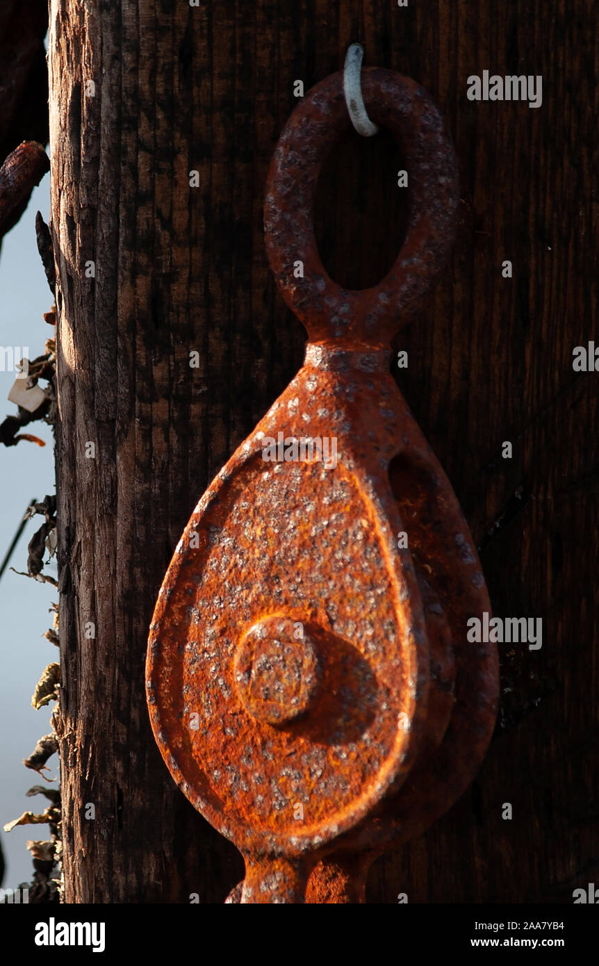 Blocco arrugginito e affrontare,vicino a Clachtoll, Highlands scozzesi Foto Stock
