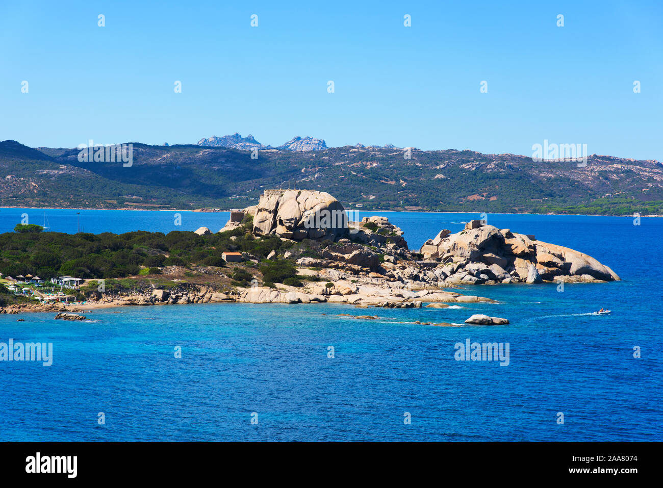 BAJA Sardinia, Italia - 21 settembre 2017: una vista della costa di Baja Sardinia in Costa Smeralda, in Sardegna, Italia, e alcune persone sunb Foto Stock