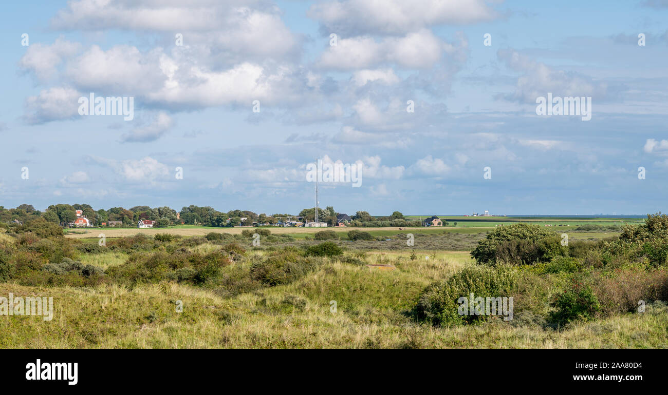 Panorama delle dune e Banckspolder con il trasmettitore montante su Frisone isola Schiermonnikoog, Paesi Bassi Foto Stock
