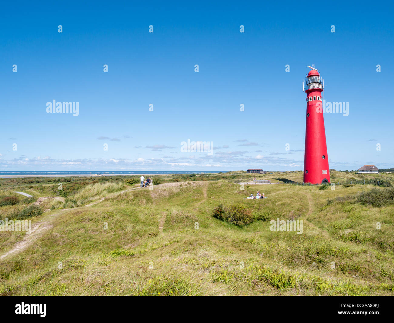 Persone rilassante vicino al faro di dune su West Frisone isola Schiermonnikoog, Paesi Bassi Foto Stock