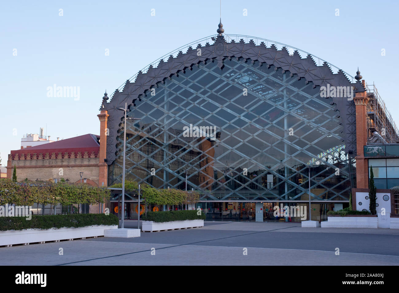 Siviglia, Spagna. façade settentrionale di Plaza de Armas, l'ex stazione ferroviaria ha aperto nel 1901 e convertito nel 1990 per la fiera '92. Foto Stock