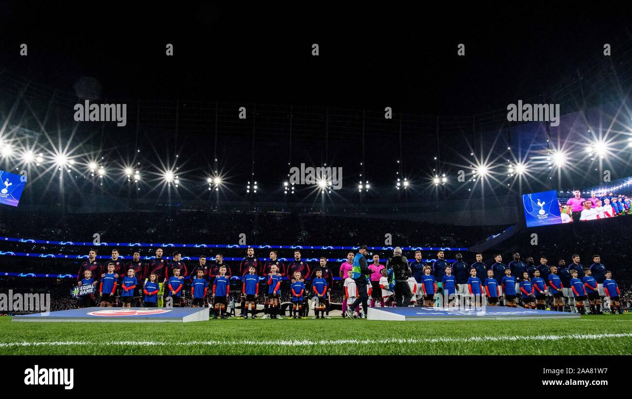 Londra, Inghilterra - 22 ottobre: Tottenham Hotspur e Crvena Zvezda squadre linea fino a parità di display di gioco prima di kick off durante la UEFA Champions Leag Foto Stock