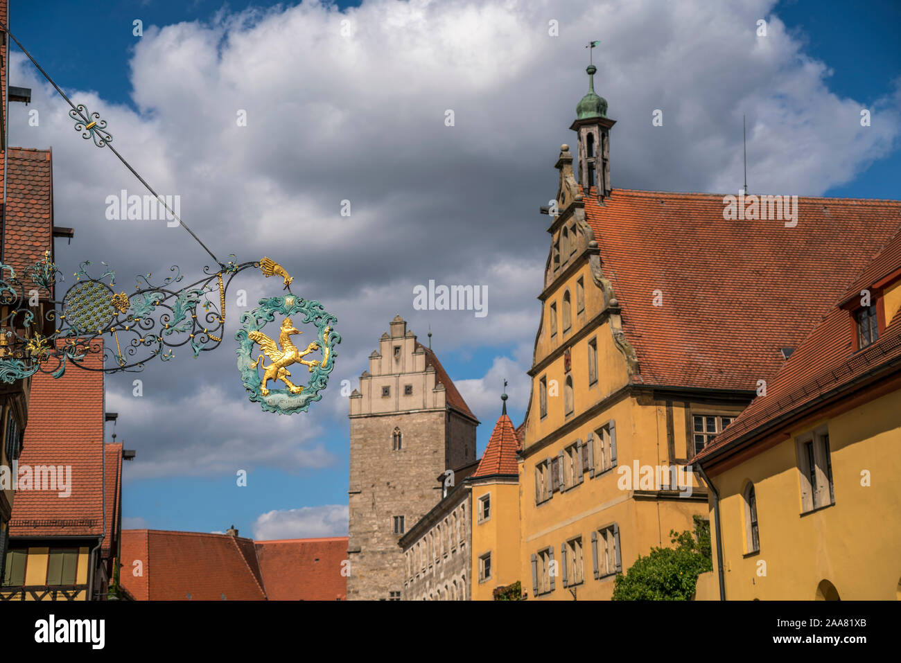 Gildezeichen in der Altstadt mit Rothenburger Tor und ehemaligen dem Spital zum Heiligen Geist di Dinkelsbühl, Mittelfranken, Bayern, Deutschland | Foto Stock