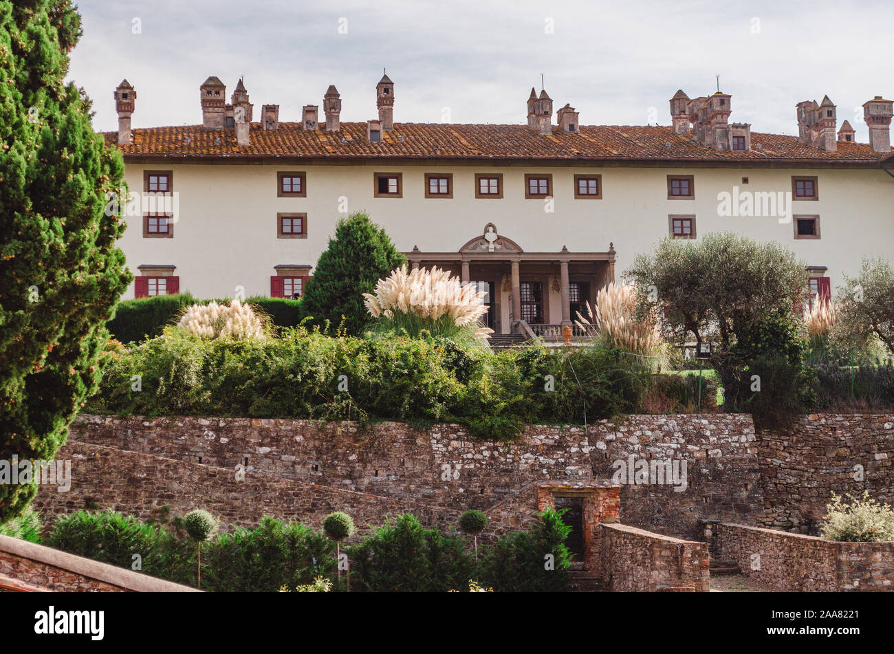 Artimino, Toscana, Italia, bella villa medicea La Ferdinanda o Cento Camini facciata frontale nella sua elegante giardino sempreverde Foto Stock