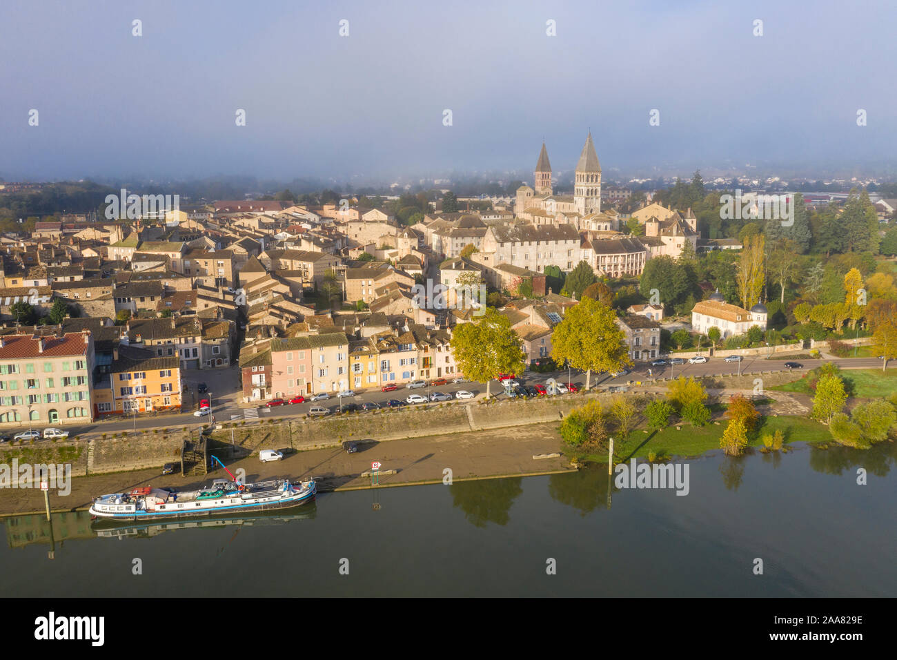 Francia, Saône et Loire, Tournus, fiume Saone Quay, la città e la torre campanaria di Saint Philibert chiesa abbaziale (vista aerea) // Francia Saône-et-Loire (71) Foto Stock