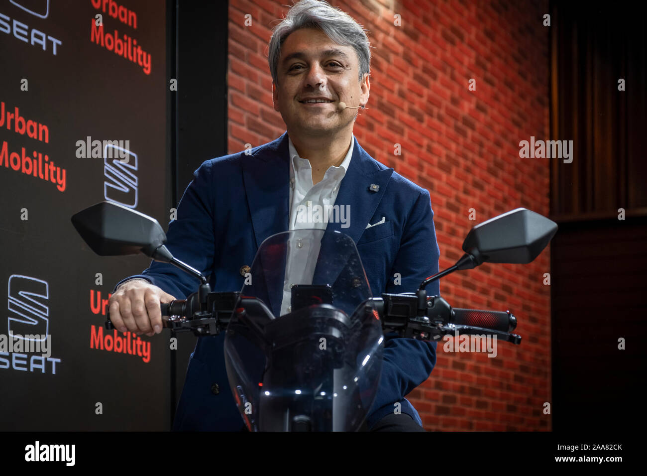 Barcellona, Spagna. Xix Nov, 2019. Sede presidente Luca De Meo presenta la sede e-scooter motociclo durante la Fiera.Primo giorno di Smart City Expo fiera mondiale che esiste per potenziare le città e collectivise innovazione urbana. Esso ha la visita di 400 esperti internazionali, 45.000 m2 e 844 aziende globali. Esso avviene da 19-21 Nov 2019. Credito: SOPA Immagini limitata/Alamy Live News Foto Stock