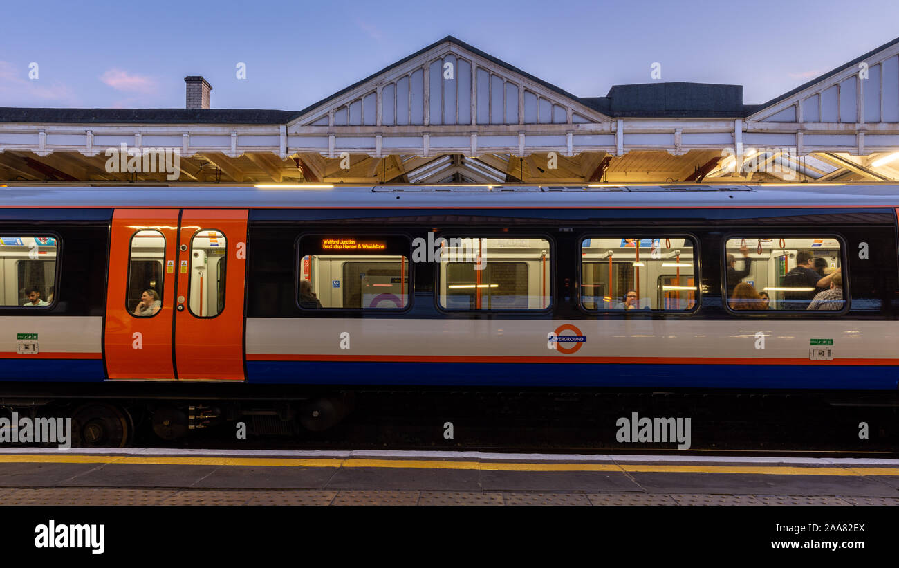 London, England, Regno Unito - 14 Settembre 2019: una nuova classe 710 Aventra commuter train chiede a Harrow & Wealdstone stazione sulla London Overground Watford Foto Stock