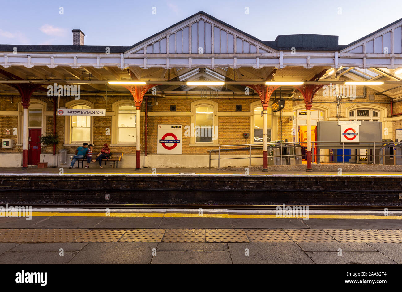 London, England, Regno Unito - 14 Settembre 2019: i passeggeri in attesa su piattaforme a Harrow & Wealdstone stazione sul Baterloo e London Overground lines Foto Stock