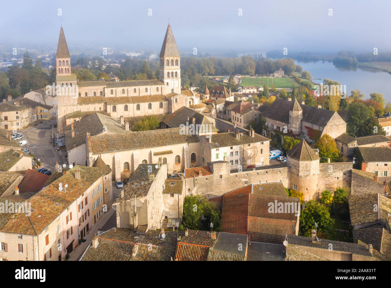 Francia, Saône et Loire, Tournus, Saint Philibert chiesa abbaziale e fiume Saone (vista aerea) // Francia Saône-et-Loire (71), Tournus, église abbatia Foto Stock