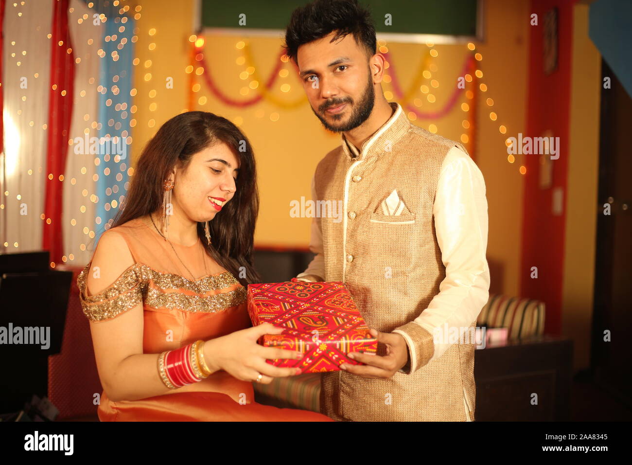 Indian giovane celebra Diwali. Isolato su sfondo decorativo. Foto Stock