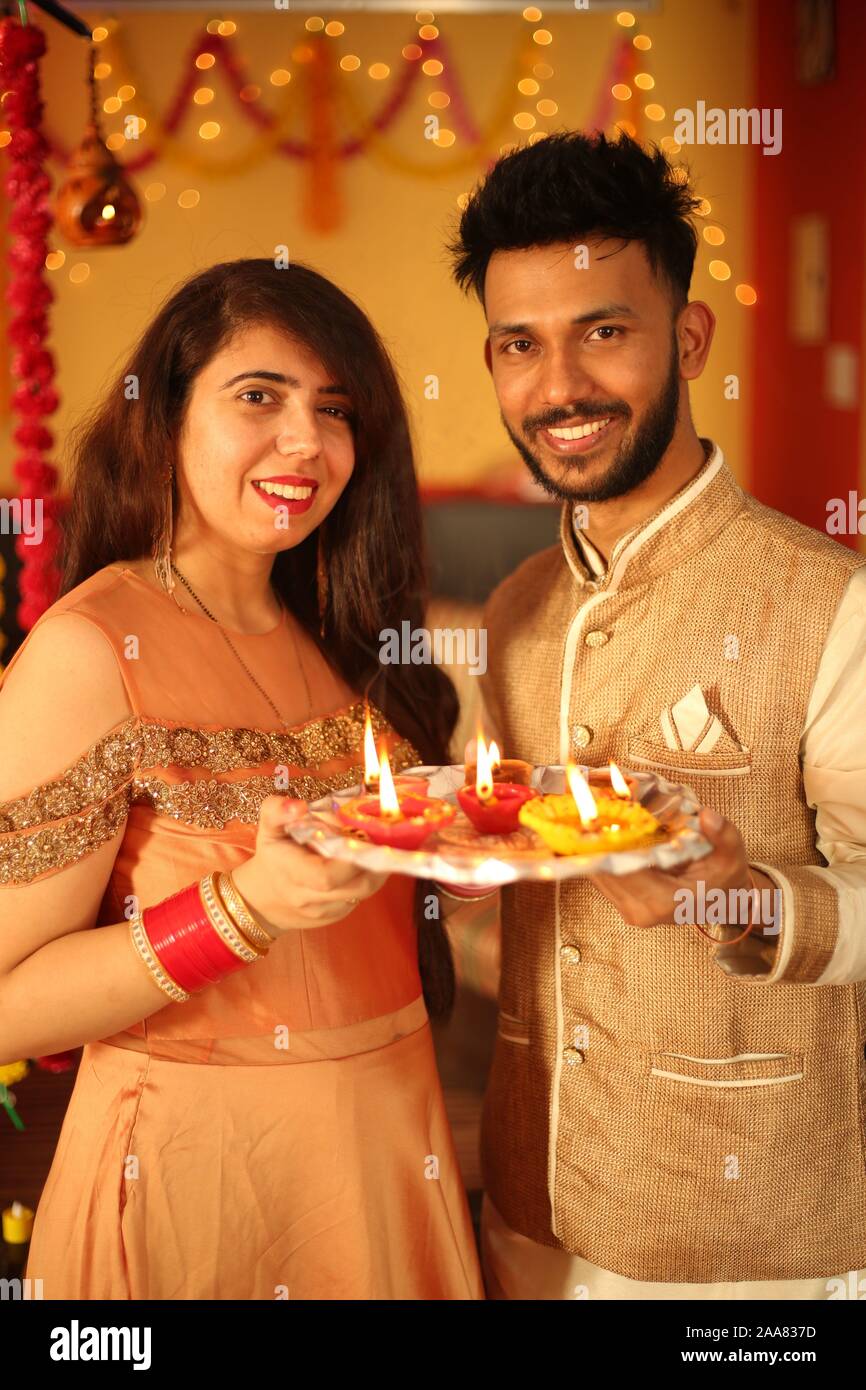 Indian giovane celebra Diwali. Isolato su sfondo decorativo. Foto Stock