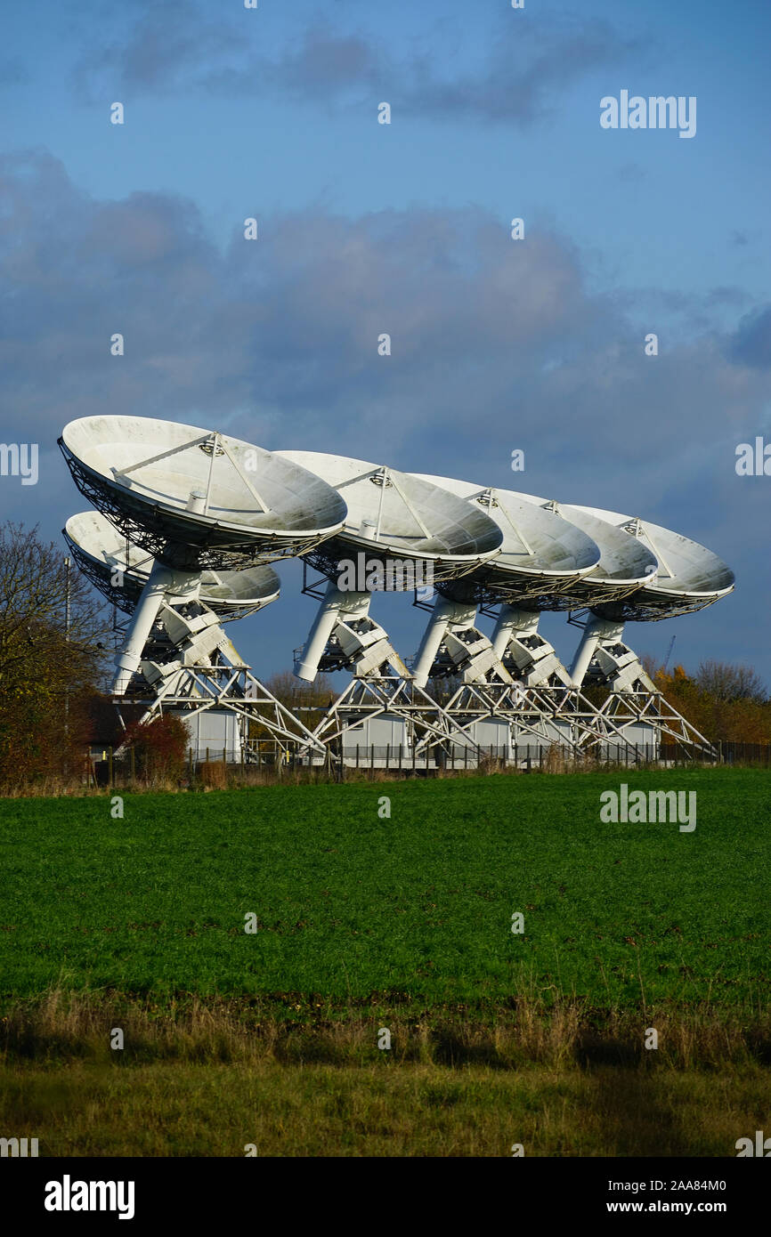 Array di radio telescope piatti alla Cambridge University di Mullard Observatory Foto Stock