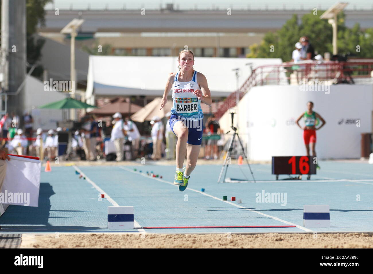 Martina Barbiere salti in T20 Salto in lungo Finale al WPA mondiali di atletica in Dubai Emirati Arabi Uniti CREDIT: BEN BOOTH Foto Stock