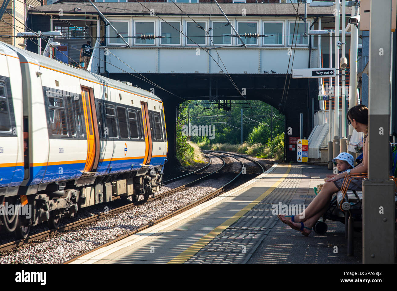 London, England, Regno Unito - 24 Luglio 2019: Passeggeri attendere un treno a Kensal Rise Station su una soleggiata giornata estiva sulla London Overground. Foto Stock
