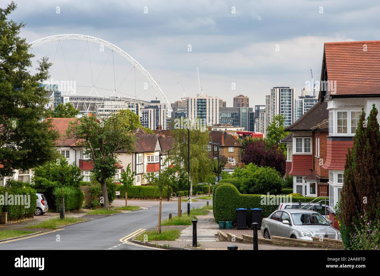 London, England, Regno Unito - 7 Luglio 2019: Il Wembley Stadium Arco ed elevato aumento di nuovi edifici vengono visualizzati sopra le case suburbane di Granaio Hill a Londra. Foto Stock