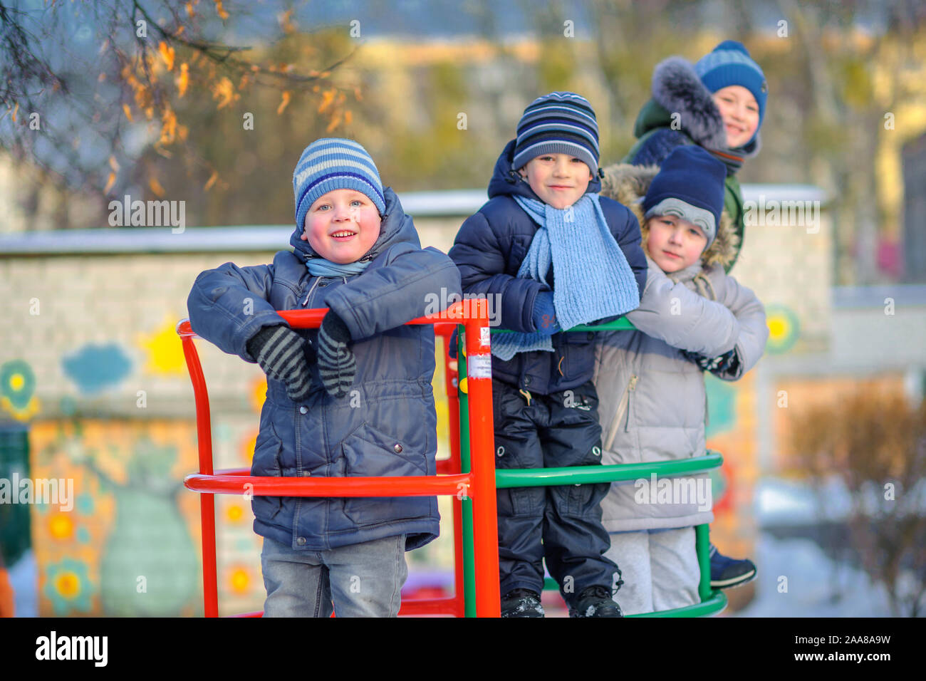 Un gruppo di bambini giocare e divertirsi in un parco giochi invernale. Divertimento invernale. vacanze Foto Stock