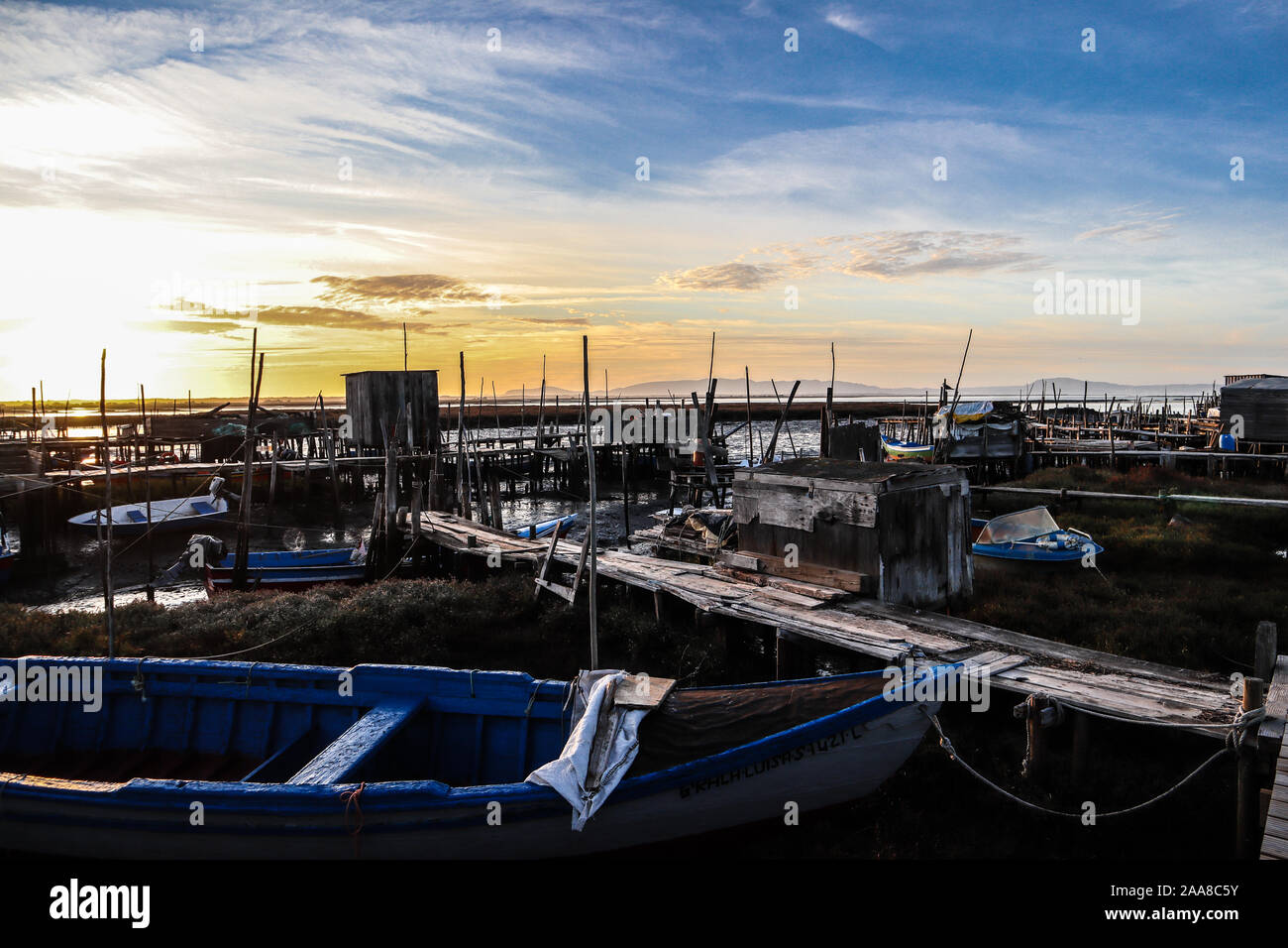 Cerca per il perfetto tramonto su un vecchio dock. Ho preso questo pic in Cais da Carrasqueira,Portela, Portogallo Foto Stock