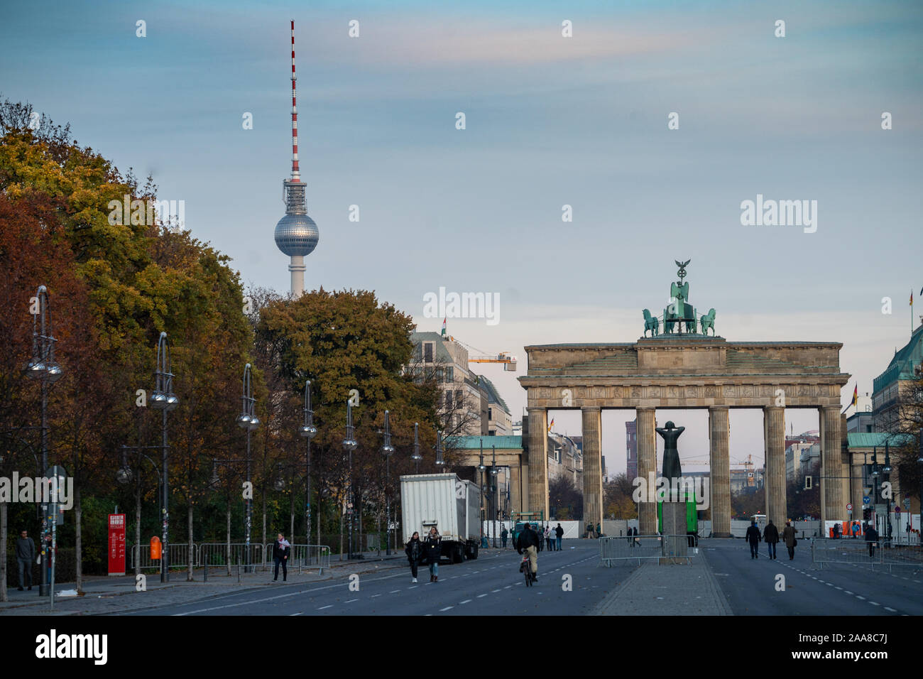 Il Berliner Fernsehturm (torre della televisione) (sinistra) e la Porta di Brandeburgo a Berlino. Da una serie di foto di viaggio in Germania. Foto Data: giovedì Foto Stock