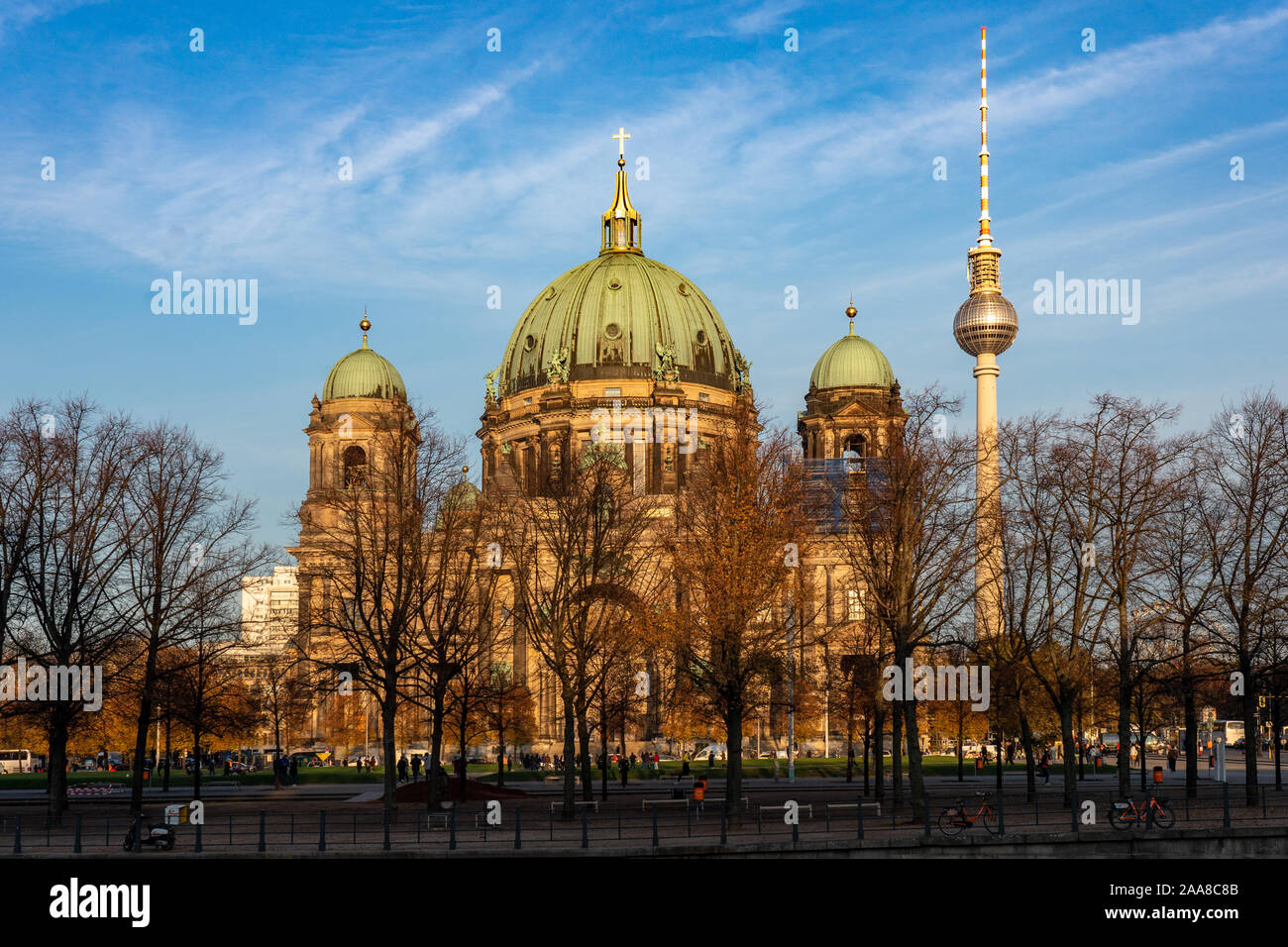 La cattedrale Berliner Dom (sinistra) e il Berliner Fernsehturm (torre della televisione) di Berlino. Da una serie di foto di viaggio in Germania. Data foto: Th Foto Stock