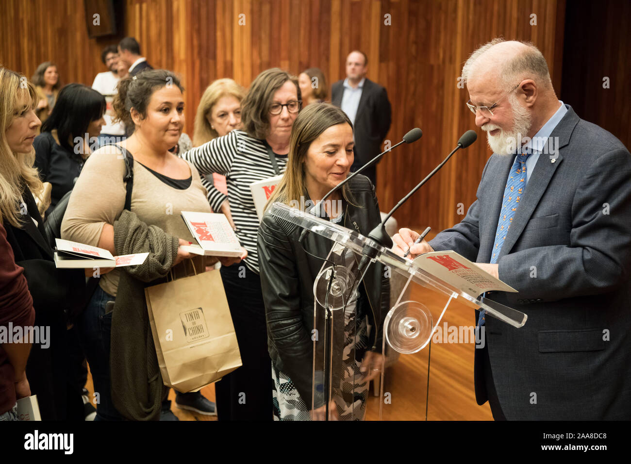 Alberto Manguel, scrittore e traduttore, firma di libri in occasione del lancio del portoghese edizione del suo libro 'favoloso mostri", a Lisbona, Portogallo. Foto Stock