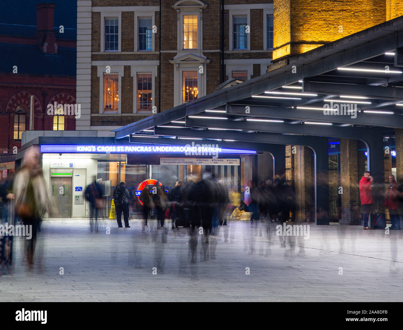 London, England, Regno Unito - 22 Novembre 2018: folle di pendolari a piedi attraverso la stazione ferroviaria di King's Cross a Londra su una sera d'inverno. Foto Stock