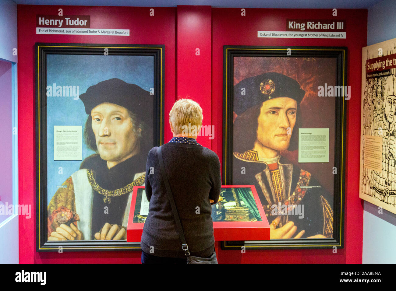 Un visitatore lettura circa i due combattenti presso il campo di battaglia di Bosworth Heritage Centre, Sutton Cheney, Leicestershire, England, Regno Unito Foto Stock