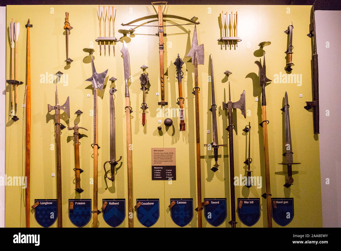 Una selezione di tipiche armi disponibili per la battaglia al campo di battaglia di Bosworth Heritage Centre, Sutton Cheney, Leicestershire, England, Regno Unito Foto Stock