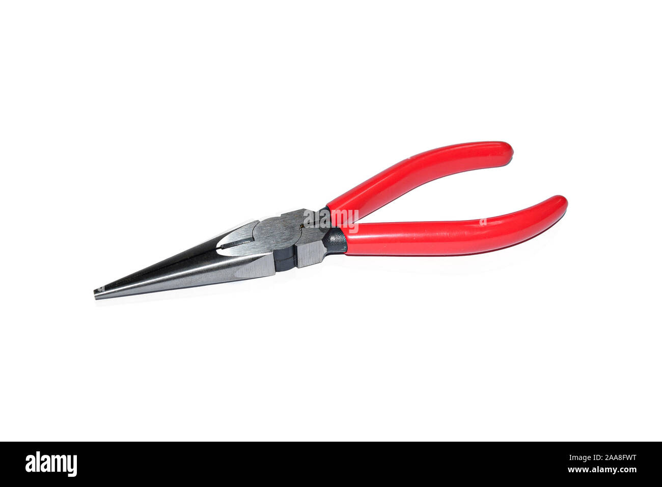 Neddle Nose Pliers con gomma rossa impugnature, isolato su sfondo bianco Foto Stock