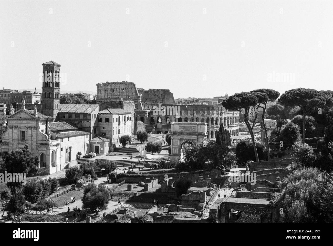 Una pellicola di 35mm foto in bianco e nero del Colosseo al tramonto presi da una collina nel Forum, Roma, Italia Foto Stock