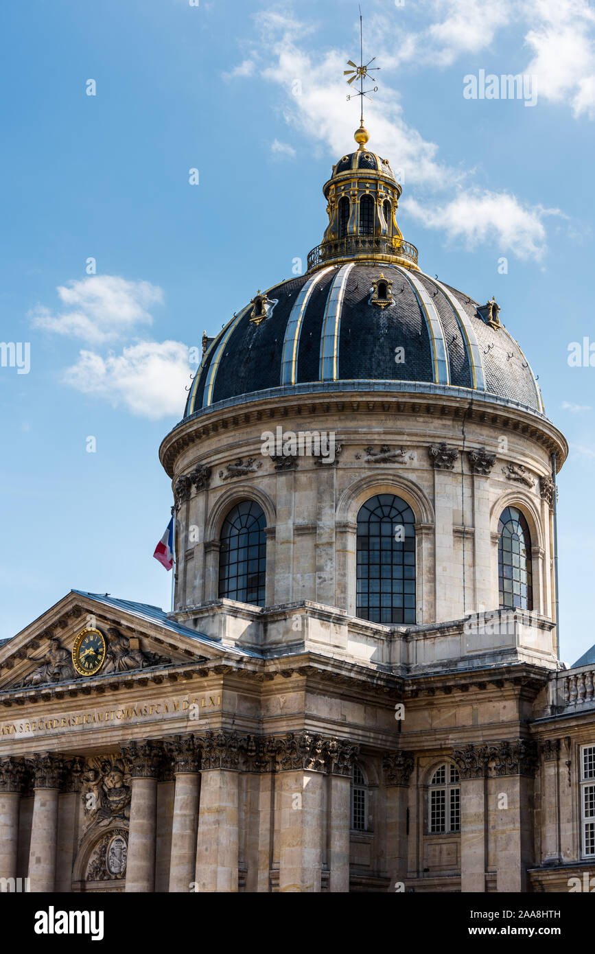 La cupola dell'Institut de France presso la banca del fiume Senna a Parigi. Un francese di società erudita, raggruppamento cinque accademie Foto Stock