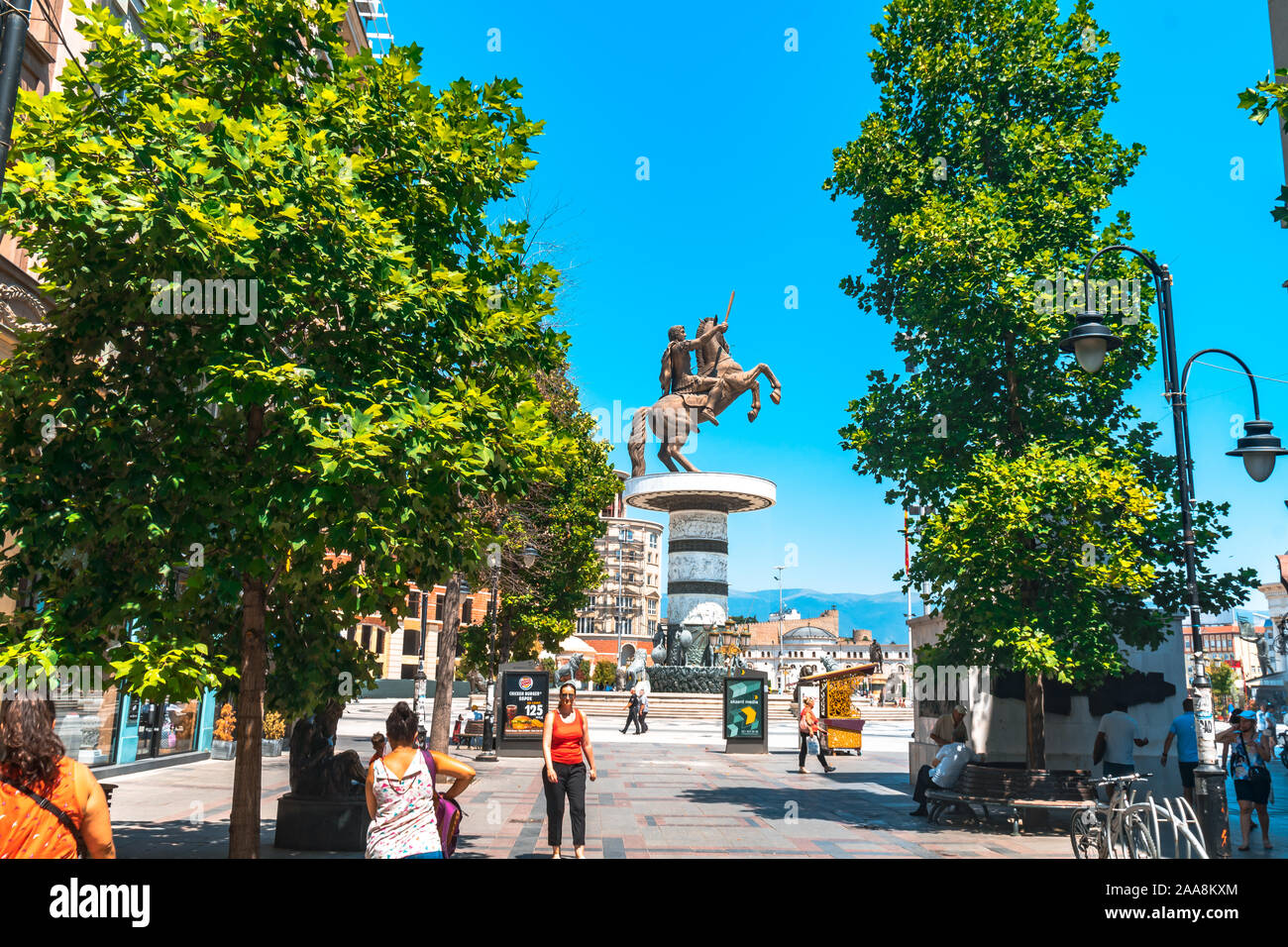 SKOPJE, MACEDONIA NORD - 8 agosto 2019 : centro città di Skopje con sculture e edifici. A Skopje è la città capitale della Macedonia. Foto Stock