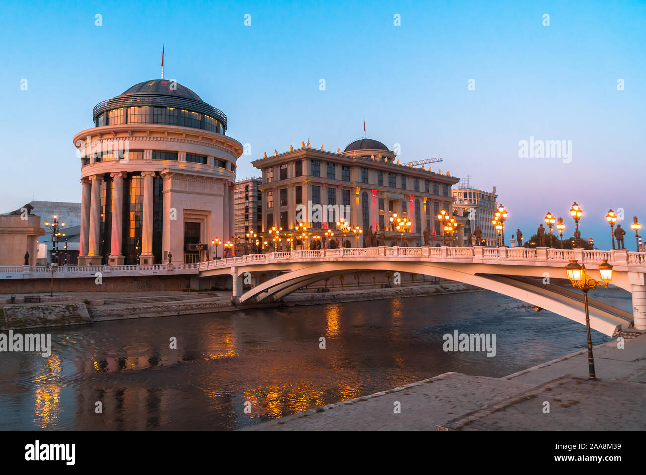 SKOPJE, MACEDONIA NORD - Agosto 7, 2019 : centro città di Skopje con sculture e edifici. A Skopje è la città capitale della Macedonia. Foto Stock