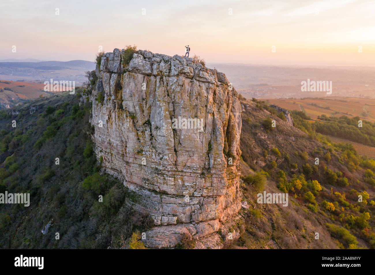 Francia, Saône et Loire, Maconnais, Solutre Pouilly, La Roche de Solutre in autunno (vista aerea) // Francia Saône-et-Loire (71), nel Mâconnais, Solutré-Po Foto Stock