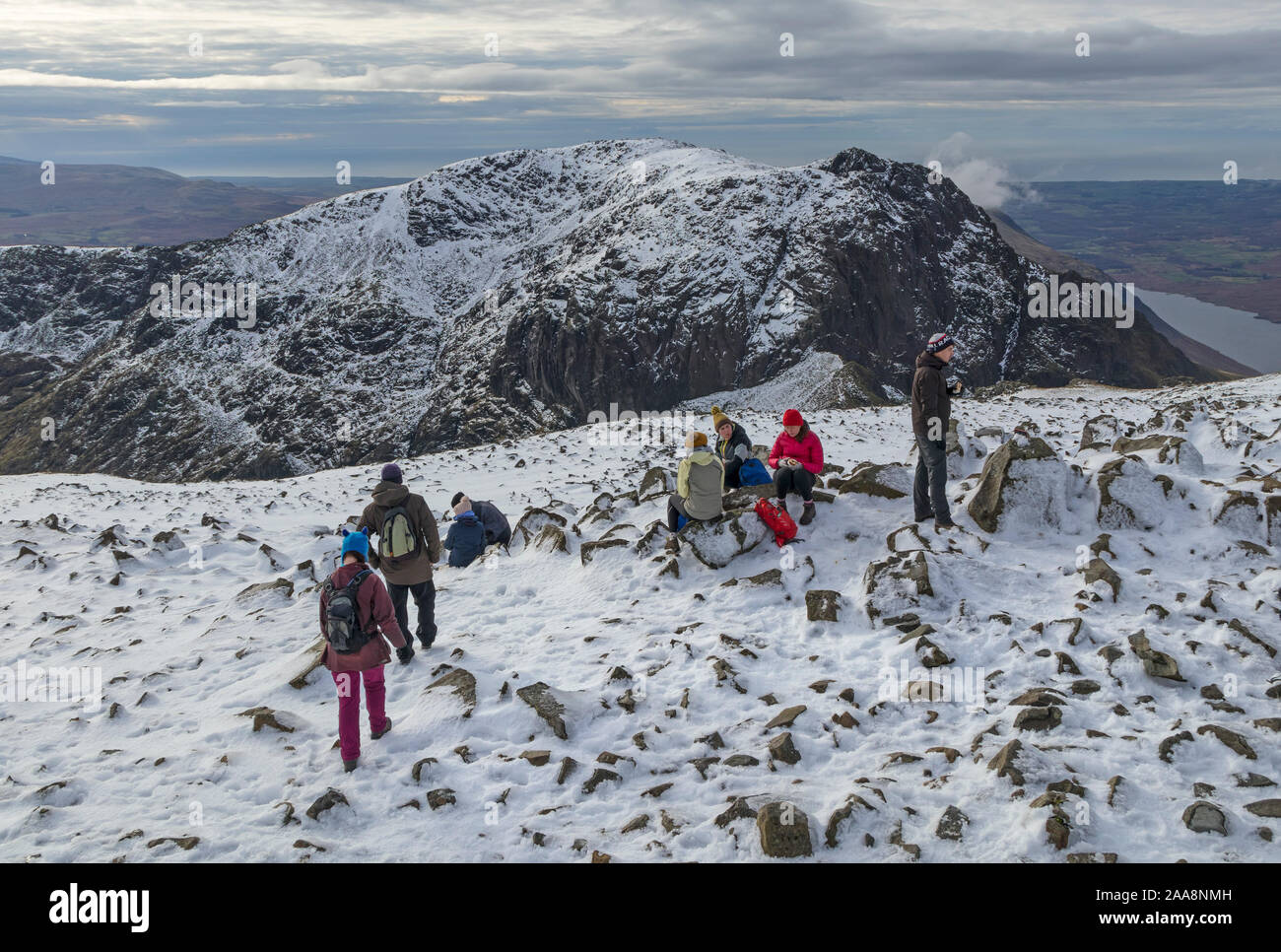 Lodore Falls dal Vertice di Scafell Pike in inverno, Lake District, Cumbria, Regno Unito Foto Stock