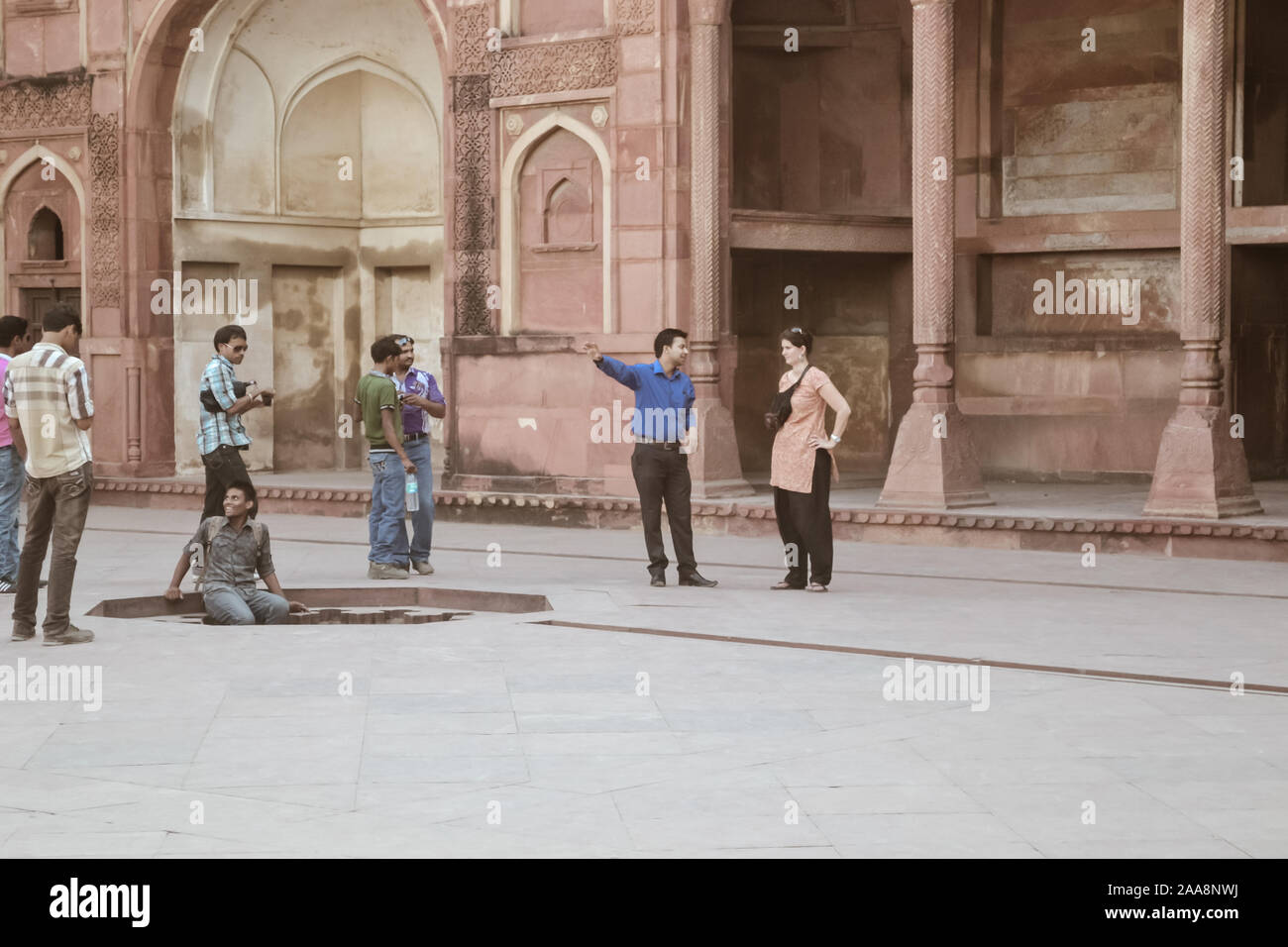 Red Fort, Delhi, India Maggio 2018 - guida esperta (guida turistica) assistere un visitatore straniero in vacanza fornendo informazioni sulle attività culturali, h Foto Stock