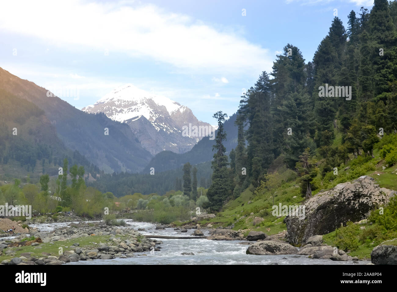 Maestoso fiume Jhelum, un affluente del fiume Indo, passa attraverso la valle del Kashmir delimitata dal Grande Himalaya e Pir Panjal gamma. Jammu e Kashmi Foto Stock