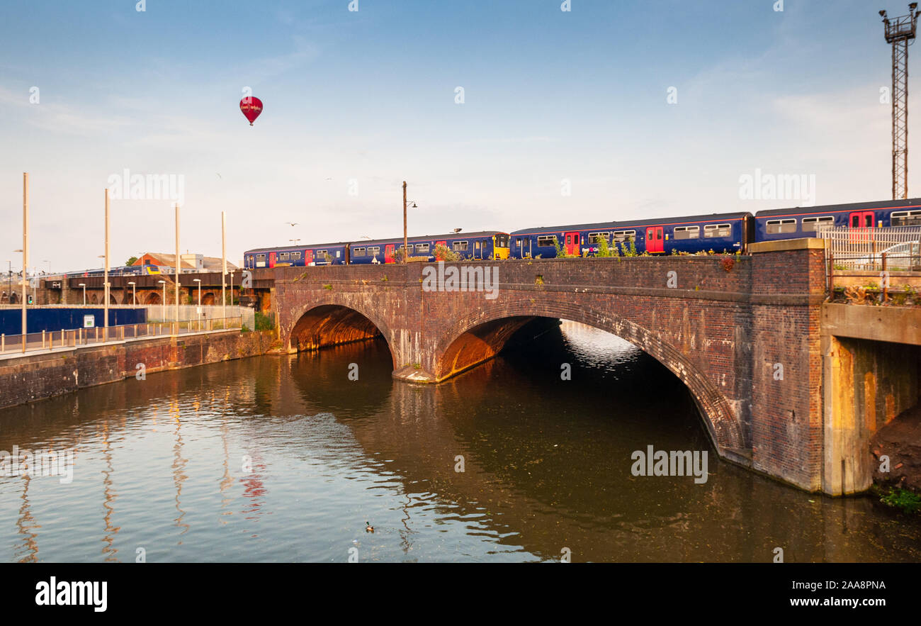 Bristol, Inghilterra, Regno Unito - 27 Maggio 2012: una mongolfiera galleggia sopra la città di Bristol, diesel dove i treni passeggeri di attendere al Temple Meads. Foto Stock