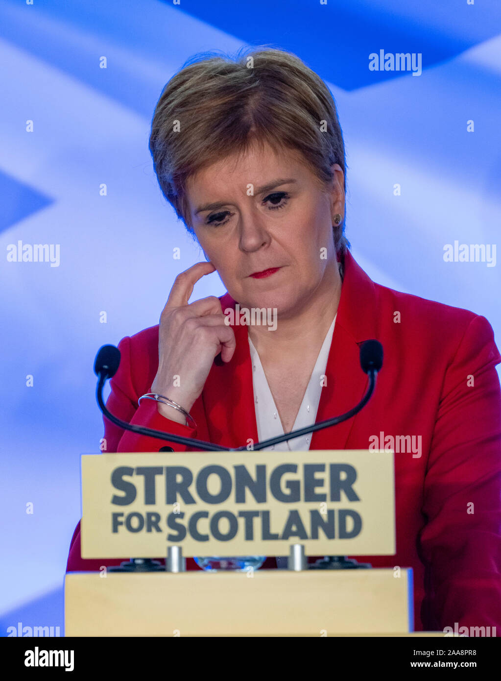 Dundee, Scotland, Regno Unito. Xx Novembre 2019. Nicola lo storione fa un keynote discorso elettorale a Dundee su il Tory minaccia alla Scozia servizi - avvertenza Westminster è impostata in modo da essere "inghiottito dalla Brexit caos per gli anni a venire" sottolineando la necessità urgente per la Scozia per essere in grado di scegliere un futuro migliore con l'indipendenza. Iain Masterton/Alamy Live News. Foto Stock