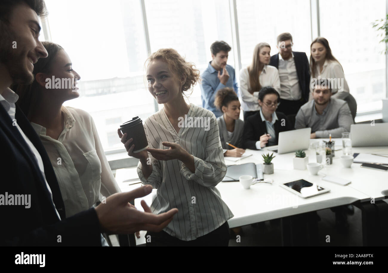 Young business persone aventi una conversazione durante la pausa caffè Foto Stock