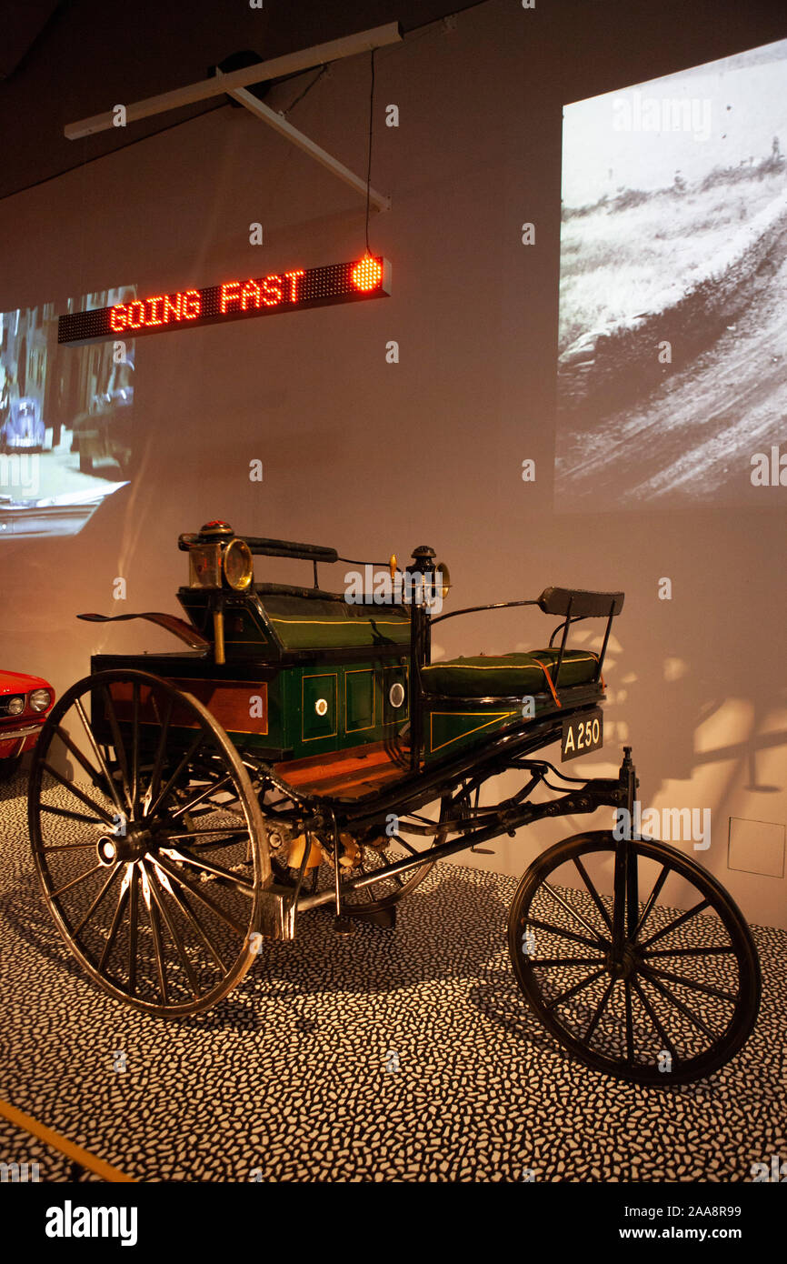 Il V & A Museum di Londra ospita i suoi principali autunno mostra "Cars: accelerando il mondo moderno". Lo spettacolo include questo 1888 Karl Benz Patent-Motorwagen n. 3 che aveva una velocità massima inferiore a 10 km/h. Foto Stock