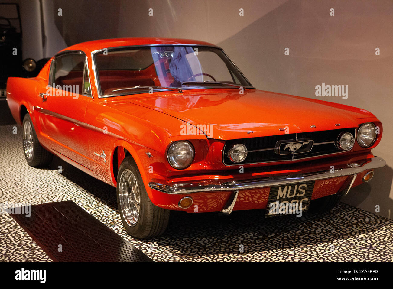Il V & A Museum di Londra ospita i suoi principali autunno mostra "Cars: accelerando il mondo moderno". Lo spettacolo include questo Ford Mustang Fastback. Foto Stock