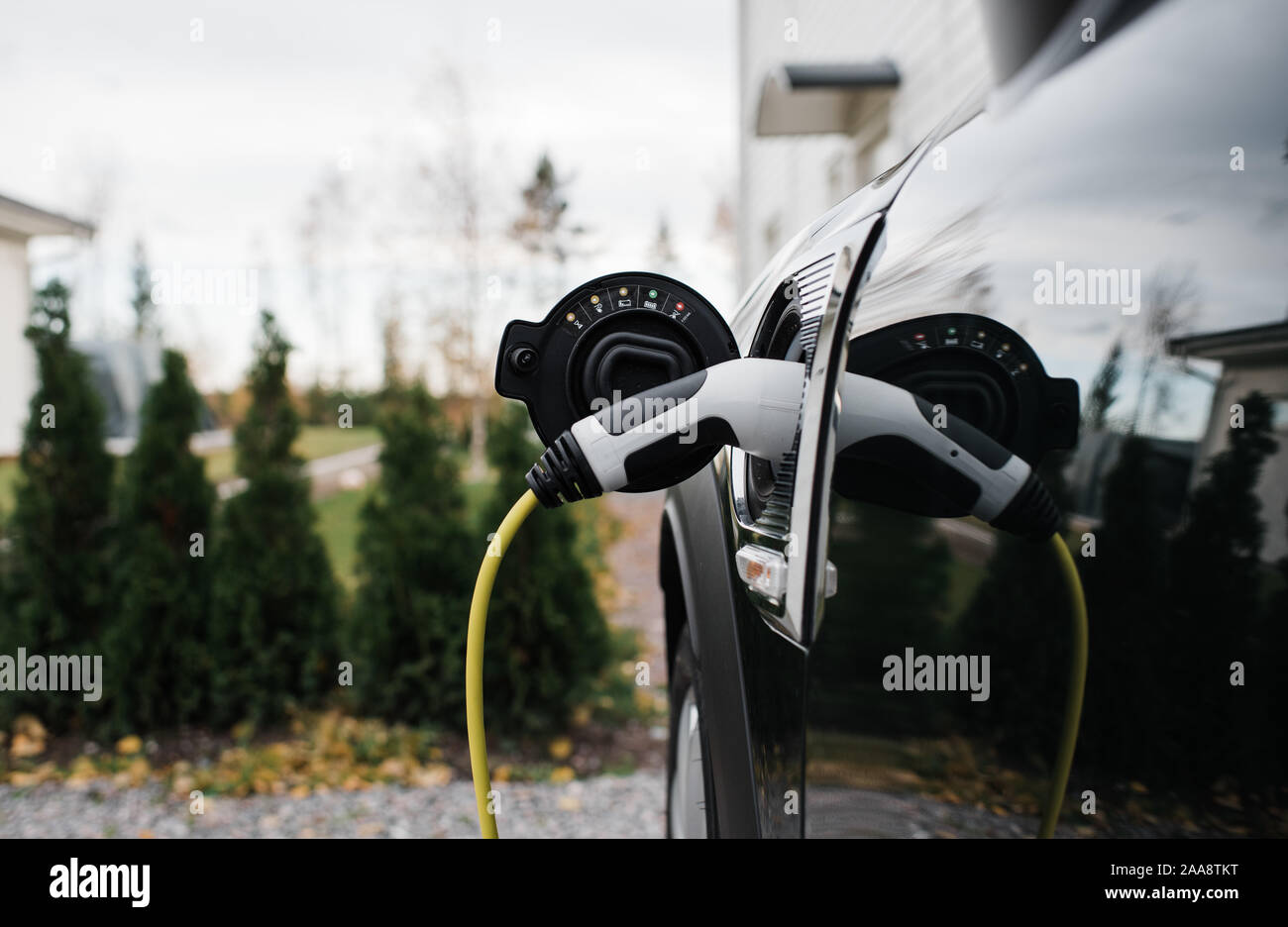 Auto elettrica filo inserito in una macchina elettrica a casa Foto Stock