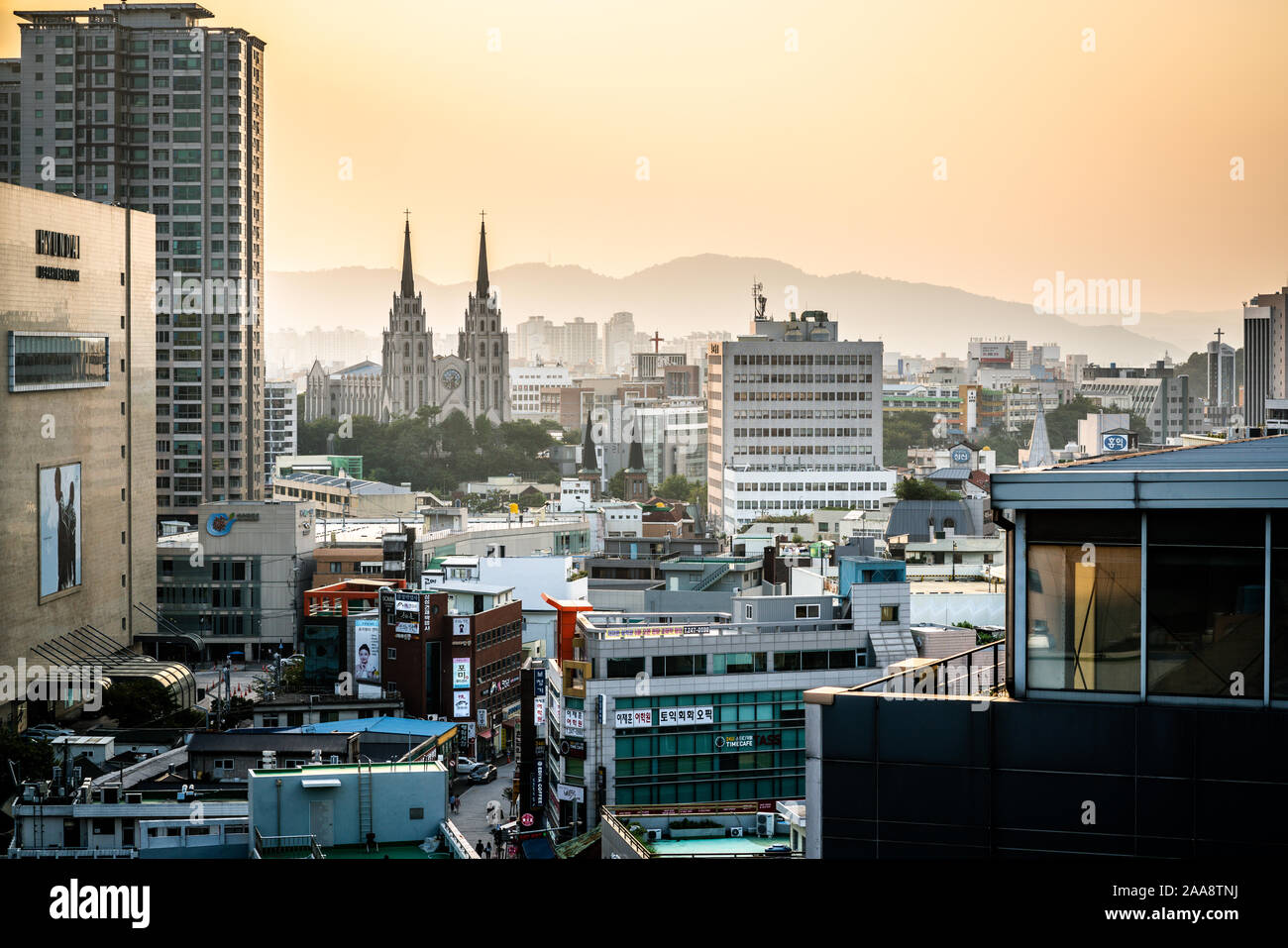 Daegu Corea , 30 settembre 2019 : Daegu cityscape al tramonto con la chiesa e gli edifici di Daegu in Corea del Sud Foto Stock